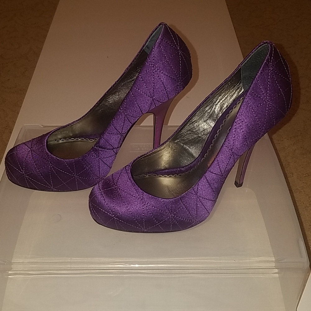 Like New Bebe satin quilted purple heels pumps